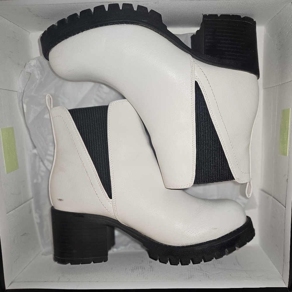 Mia,Size 7, white and black